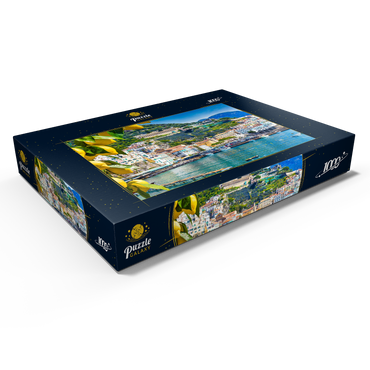 Darstellung des Puzzle Motivs Panoramasicht auf den wunderschönen Amalfi auf Hügeln, die zur Küste hinunter führen, Kampanien, Italien. Die Amalfiküste ist das beliebteste Reise- und Urlaubsziel in Europa. Reife gelbe Zitronen im Vordergrund. 1000 Puzzle Schachtel Ansicht1