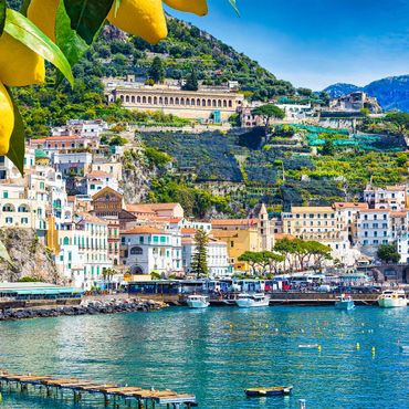 Darstellung des Puzzle Motivs Panoramasicht auf den wunderschönen Amalfi auf Hügeln, die zur Küste hinunter führen, Kampanien, Italien. Die Amalfiküste ist das beliebteste Reise- und Urlaubsziel in Europa. Reife gelbe Zitronen im Vordergrund. 100 Puzzle 3D Modell