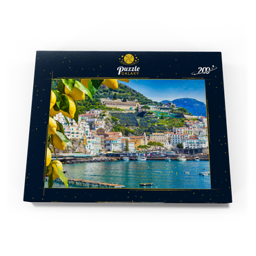 Darstellung des Puzzle Motivs Panoramasicht auf den wunderschönen Amalfi auf Hügeln, die zur Küste hinunter führen, Kampanien, Italien. Die Amalfiküste ist das beliebteste Reise- und Urlaubsziel in Europa. Reife gelbe Zitronen im Vordergrund. 200 Puzzle Schachtel Ansicht3