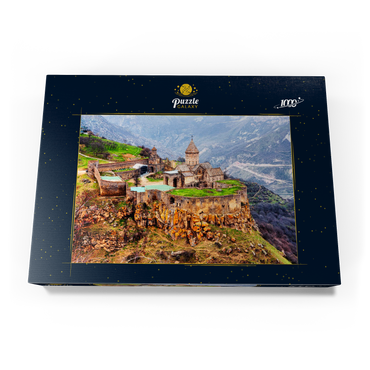 Darstellung des Puzzle Motivs Tatev, Armenien. Luftbild des armenischen Apostolischen Klosters aus dem 9. Jahrhundert in der Nähe des Tatev-Dorfes in Armenien. Baum und Berge auf dem Hintergrund im Frühjahr 1000 Puzzle Schachtel Ansicht3