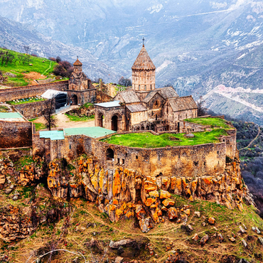 Darstellung des Puzzle Motivs Tatev, Armenien. Luftbild des armenischen Apostolischen Klosters aus dem 9. Jahrhundert in der Nähe des Tatev-Dorfes in Armenien. Baum und Berge auf dem Hintergrund im Frühjahr 1000 Puzzle 3D Modell