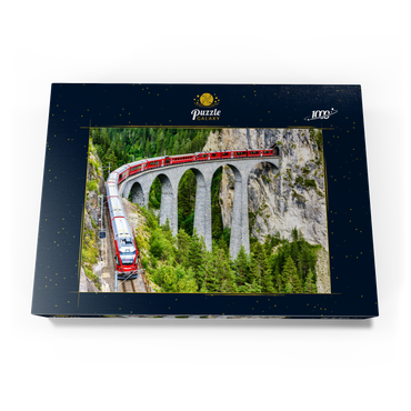 Darstellung des Puzzle Motivs Bernina-Express in der Schweiz. Roter Gletscherzug auf dem Landwasserviadukt in den Schweizer Alpen. Panoramablick auf eine hohe Eisenbahnbrücke in den Bergen, Eisenbahnlandschaft im Sommer. Konzept des Reisens und der Eisenbahnstraße. 1000 Puzzle Schachtel Ansicht3