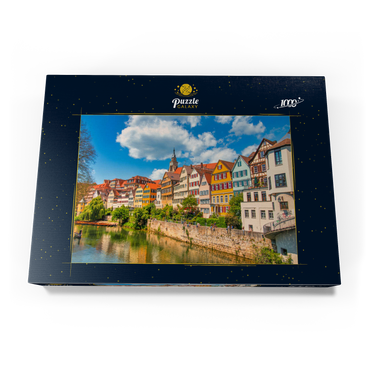 Darstellung des Puzzle Motivs Tübingen in Stuttgart, Deutschland Farbiges Haus am Flussufer und blauer Himmel. Schöne alte Stadt in Europa. Leute sitzen an der Wand. Boote aus Holz, die am Dock befestigt sind. 1000 Puzzle Schachtel Ansicht3