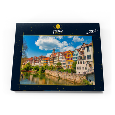 Darstellung des Puzzle Motivs Tübingen in Stuttgart, Deutschland Farbiges Haus am Flussufer und blauer Himmel. Schöne alte Stadt in Europa. Leute sitzen an der Wand. Boote aus Holz, die am Dock befestigt sind. 200 Puzzle Schachtel Ansicht3
