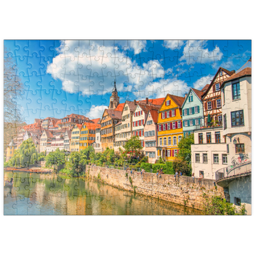 Darstellung des Puzzle Motivs puzzleplate Tübingen in Stuttgart, Deutschland Farbiges Haus am Flussufer und blauer Himmel. Schöne alte Stadt in Europa. Leute sitzen an der Wand. Boote aus Holz, die am Dock befestigt sind. 200 Puzzle