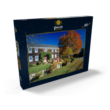 Darstellung des Puzzle Motivs Haus mit Halloween Dekoration, Maine, USA 100 Puzzle Schachtel Ansicht2