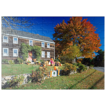 Darstellung des Puzzle Motivs puzzleplate Haus mit Halloween Dekoration, Maine, USA 100 Puzzle