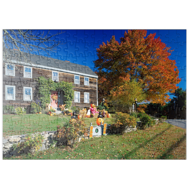 Darstellung des Puzzle Motivs puzzleplate Haus mit Halloween Dekoration, Maine, USA 200 Puzzle