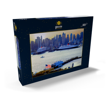 Darstellung des Puzzle Motivs Transatlantikliner Queen Mary 2 und Queen Elizabeth 2 im Hafen am Hudson River, Manhattan, New York City, New York, USA 500 Puzzle Schachtel Ansicht2