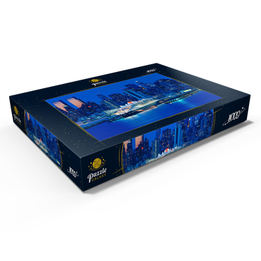 Darstellung des Puzzle Motivs Transatlantikliner Queen Mary 2 im Hafen am Hudson River, Manhattan, New York City, New York, USA 1000 Puzzle Schachtel Ansicht1