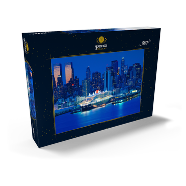 Darstellung des Puzzle Motivs Transatlantikliner Queen Mary 2 im Hafen am Hudson River, Manhattan, New York City, New York, USA 500 Puzzle Schachtel Ansicht2