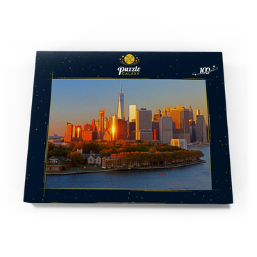 Darstellung des Puzzle Motivs Governors Island mit One World Trade Center und der Skyline von Manhattan, New York City, New York, USA 100 Puzzle Schachtel Ansicht3
