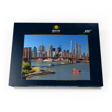 Darstellung des Puzzle Motivs Blick zur Brooklyn Bridge mit One World Trade Center, Manhattan, New York City, New York, USA 1000 Puzzle Schachtel Ansicht3