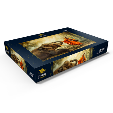 Darstellung des Puzzle Motivs Mönch Wandern mit dem schicken Elefanten im Wald. 500 Puzzle Schachtel Ansicht1