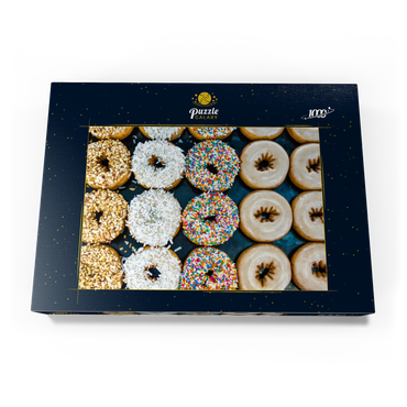 Darstellung des Puzzle Motivs Frische Donuts mit verschiedenen Belägen aus der örtlichen Bäckerei. 1000 Puzzle Schachtel Ansicht3