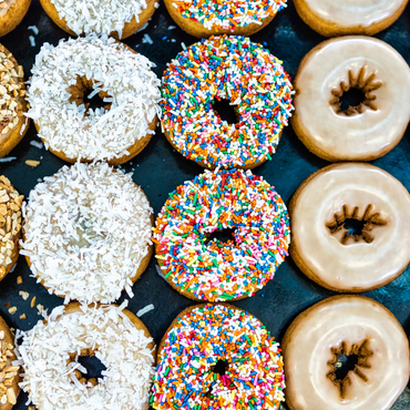 Darstellung des Puzzle Motivs Frische Donuts mit verschiedenen Belägen aus der örtlichen Bäckerei. 1000 Puzzle 3D Modell