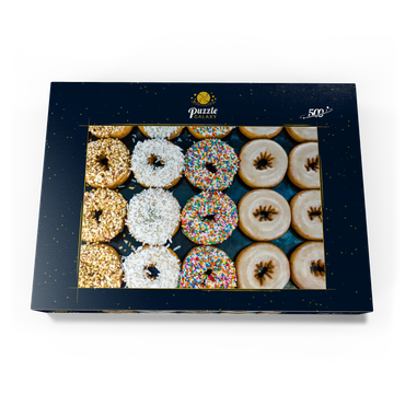 Darstellung des Puzzle Motivs Frische Donuts mit verschiedenen Belägen aus der örtlichen Bäckerei. 500 Puzzle Schachtel Ansicht3