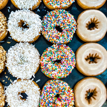 Darstellung des Puzzle Motivs Frische Donuts mit verschiedenen Belägen aus der örtlichen Bäckerei. 500 Puzzle 3D Modell
