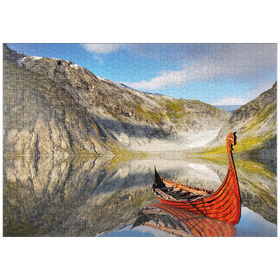 Darstellung des Puzzle-Motivs Wikinger-Boot in einem Fjord in Norwegen – Puzzleteile: 1000