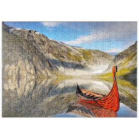 Darstellung des Puzzle-Motivs Wikinger-Boot in einem Fjord in Norwegen – Puzzleteile: 200