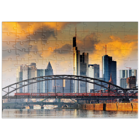 Darstellung des Puzzle Motivs Skyline von Frankfurt und Deutschherrnbrücke im Abendlicht - Puzzleteile: 100