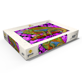 Alternative Darstellung des Puzzle-Motivs Farbenprächtiges Chamäleon auf Blüten im Mosaik-Stil – Puzzleteile: 500