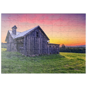 Darstellung des Puzzle Motivs Rustikale Scheune bei Sonnenuntergang - Ruhige Szene auf dem Lande - Puzzleteile: 100
