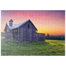 Darstellung des Puzzle-Motivs Rustikale Scheune bei Sonnenuntergang - Ruhige Szene auf dem Lande – Puzzleteile: 200