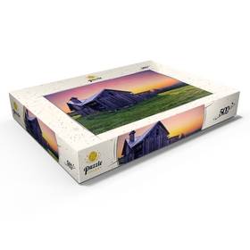 Darstellung des Puzzle Motivs Rustikale Scheune bei Sonnenuntergang - Ruhige Szene auf dem Lande - Puzzleteile: 500