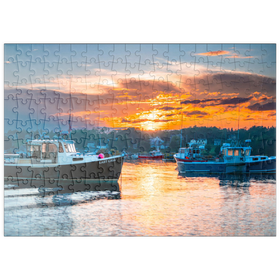 Darstellung des Puzzle Motivs Fischerboote bei Sonnenuntergang im Küstenhafen - Puzzleteile: 200