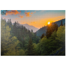 Darstellung des Puzzle-Motivs Sonnenaufgang über bewaldetem Bergtal – Puzzleteile: 1000