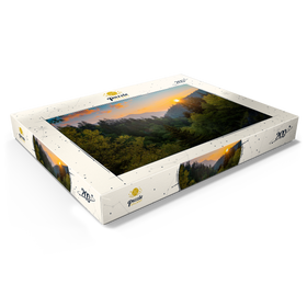 Darstellung des Puzzle Motivs Sonnenaufgang über bewaldetem Bergtal - Puzzleteile: 200