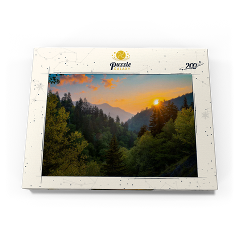 Darstellung des Puzzle Motivs Sonnenaufgang über bewaldetem Bergtal Sunrise Over Forested Mountain Valley 200 Puzzle Schachtel Ansicht3
