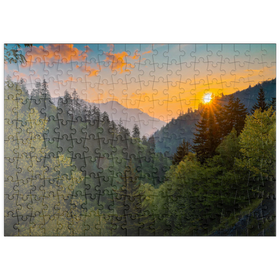Darstellung des Puzzle Motivs Sonnenaufgang über bewaldetem Bergtal - Puzzleteile: 200