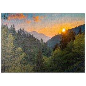 Darstellung des Puzzle Motivs Sonnenaufgang über bewaldetem Bergtal - Puzzleteile: 500