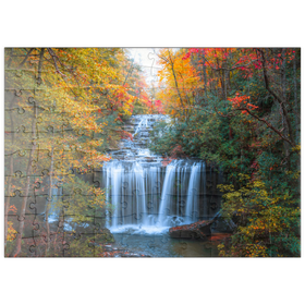 Darstellung des Puzzle Motivs Herbstlicher Wasserfall, umgeben von buntem Laub - Puzzleteile: 100
