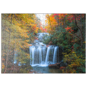 Darstellung des Puzzle Motivs Herbstlicher Wasserfall, umgeben von buntem Laub - Puzzleteile: 200