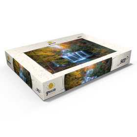 Darstellung des Puzzle Motivs Herbstlicher Wasserfall, umgeben von buntem Laub - Puzzleteile: 500