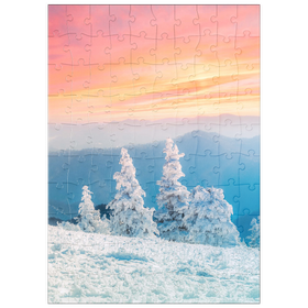 Darstellung des Puzzle Motivs Schneebedeckte Bäume bei Sonnenuntergang im Wintergebirge - Puzzleteile: 100
