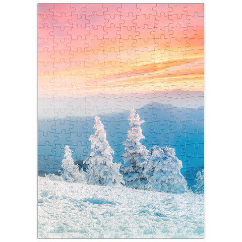 Darstellung des Puzzle Motivs Schneebedeckte Bäume bei Sonnenuntergang im Wintergebirge puzzleplate Snow-Covered Trees at Sunset in Winter Mountains 200 Puzzle