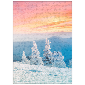 Darstellung des Puzzle Motivs Schneebedeckte Bäume bei Sonnenuntergang im Wintergebirge - Puzzleteile: 200