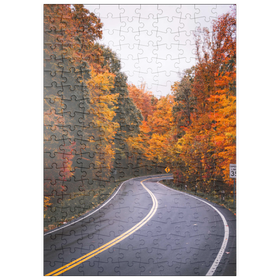Darstellung des Puzzle Motivs Kurvenreiche Straße durch lebendigen Herbstwald - Puzzleteile: 200