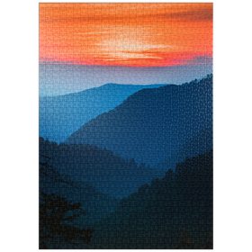 Darstellung des Puzzle-Motivs Sonnenuntergang über geschichteten Gebirgsketten – Puzzleteile: 1000