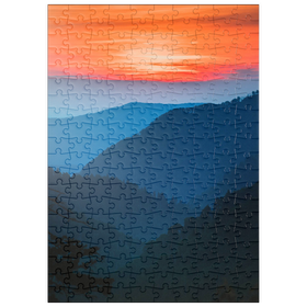 Darstellung des Puzzle Motivs Sonnenuntergang über geschichteten Gebirgsketten - Puzzleteile: 200