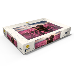 Darstellung des Puzzle Motivs Brauner-Labrador im blühenden rosa Feld - Puzzleteile: 1000