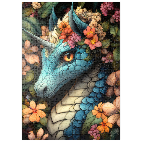 Darstellung des Puzzle Motivs Majestätischer blauer Drache mit Blumenkrone in einem Fantasiewald puzzleplate Majestic Blue Dragon with Floral Crown in a Fantasy Forest 500 Puzzle