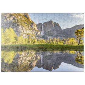 Darstellung des Puzzle Motivs Spiegelung der Yosemite-Wasserfälle im Frühling - Puzzleteile: 200