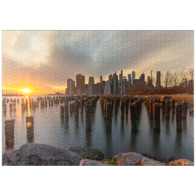 Darstellung des Puzzle Motivs Sonnenuntergang über der Skyline von Manhattan von Brooklyn aus - Puzzleteile: 1000