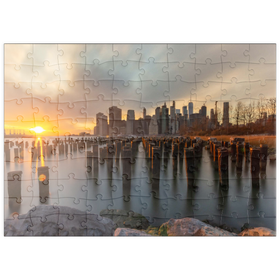 Darstellung des Puzzle Motivs Sonnenuntergang über der Skyline von Manhattan von Brooklyn aus - Puzzleteile: 100