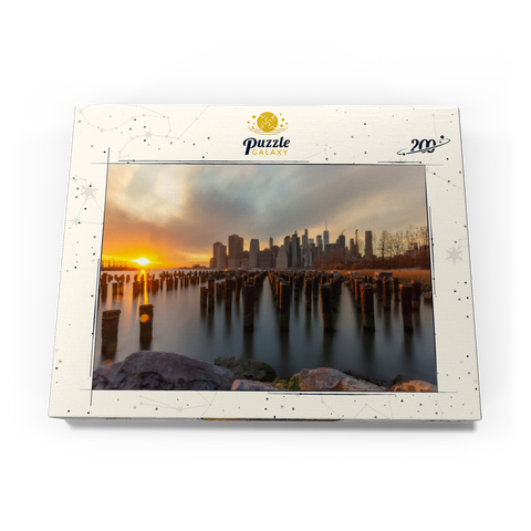 Darstellung des Puzzle Motivs Sonnenuntergang über der Skyline von Manhattan von Brooklyn aus Sunset Over Manhattan Skyline from Brooklyn 200 Puzzle Schachtel Ansicht3